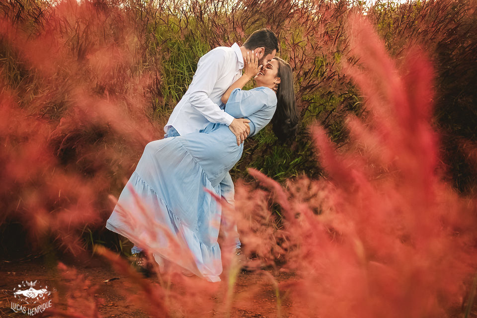 ENSAIO FOTOGRAFICO CASAL COM RAMINHOS DE FLORES VERMELHO