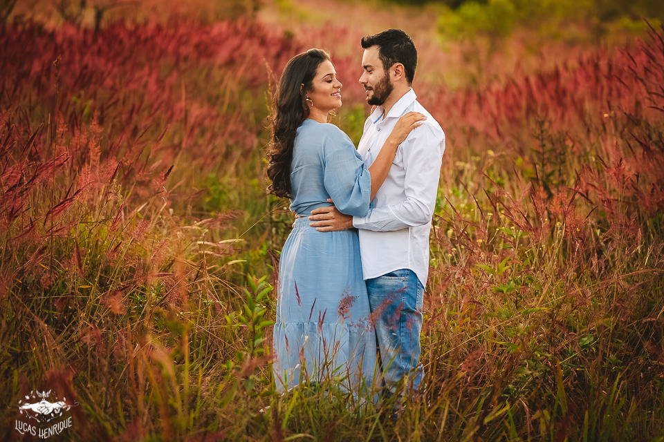 ENSAIO FOTOGRAFICO CASAL COM RAMINHOS DE FLORES VERMELHO
