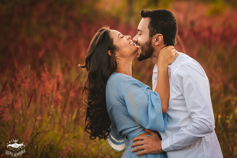 ENSAIO FOTOGRAFICO CASAL COM RAMINHOS DE FLORES VERMELHO