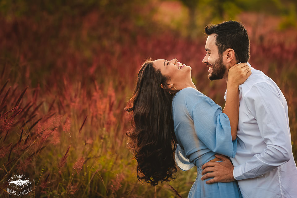 ENSAIO FOTOGRAFICO CASAL COM RAMINHOS DE FLORES VERMELHO