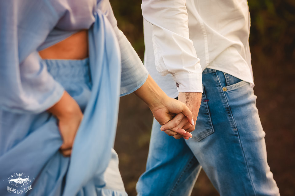 ENSAIO FOTOGRAFICO CASAL COM RAMINHOS DE FLORES VERMELHO