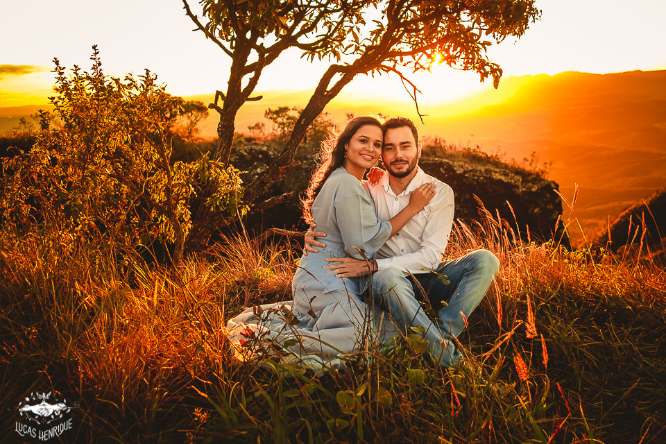 FOTOS PRE WEDDING COM POR DO SOL NO TOPO DO MUNDO