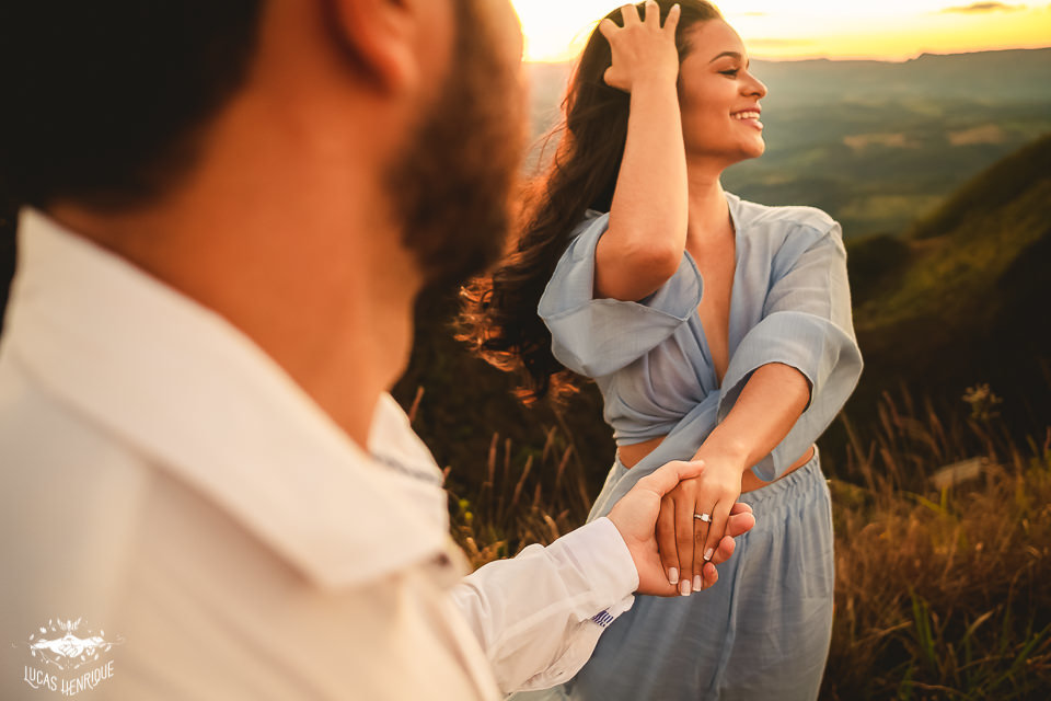 FOTOS PRE WEDDING COM POR DO SOL NO TOPO DO MUNDO