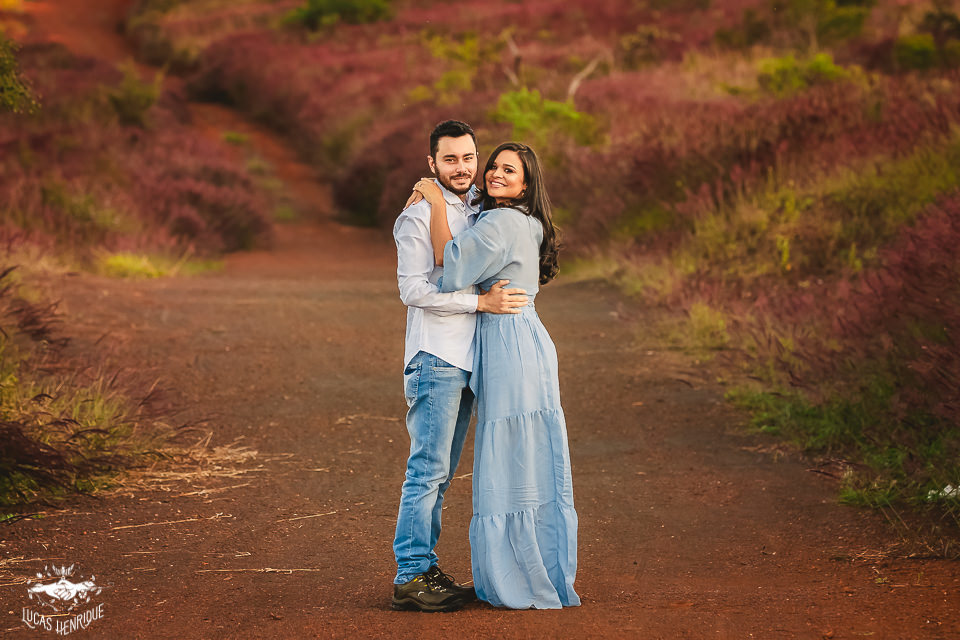 ENSAIO DE FOTOS PRE CASAMENTO NO TODO DO MUNDO COM FLORES