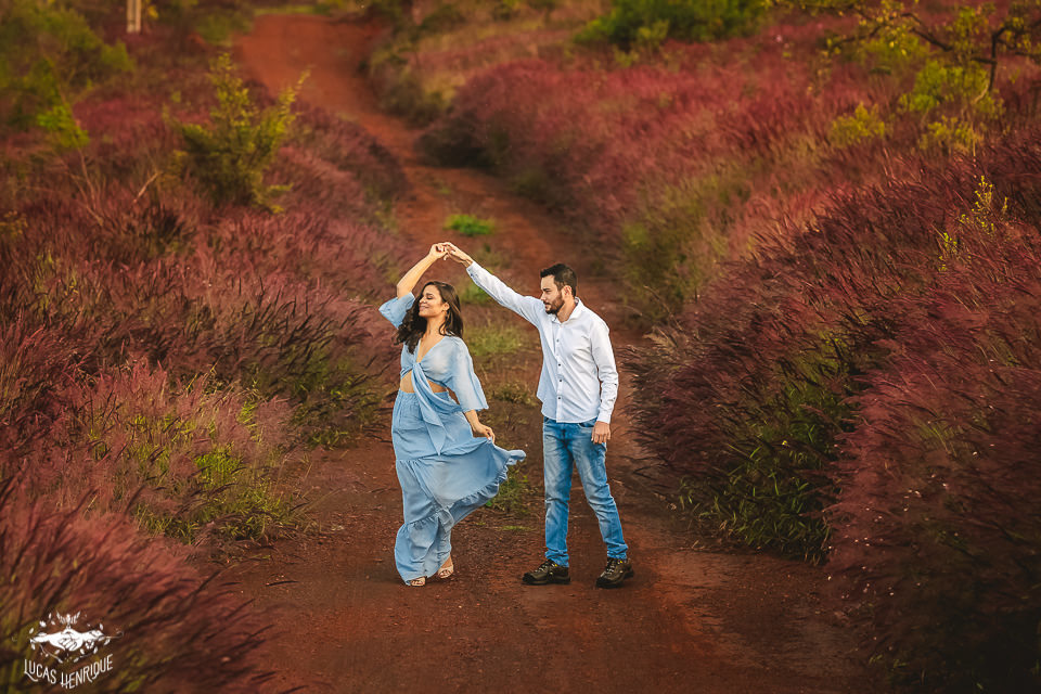 ENSAIO DE FOTOS PRE CASAMENTO NO TODO DO MUNDO COM FLORES