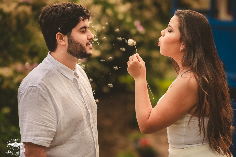ENSAIO PRE CASAMENTO DIVERTIDO SOPRANDO DENTE DE LEÃO