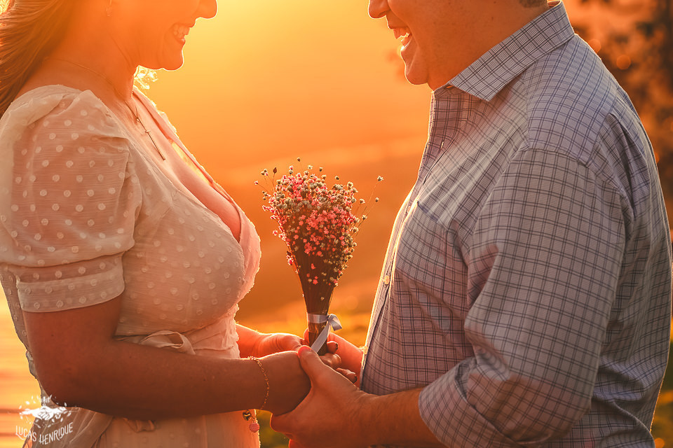 ENSAIO PRÉ WEDDING NA SERRA COM POR DO SOL- FOTO DO BOUQUE DA NOIVA