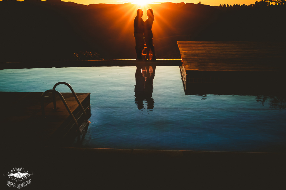 ENSAIO PRÉ WEDDING COM POR DO SOL NA PISCINA NO ESPAÇO MAR DE MORROS