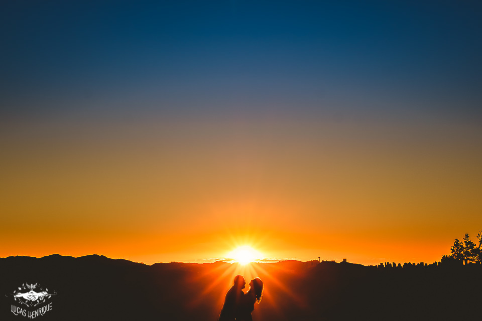 ENSAIO PRÉ WEDDING COM POR DO SOL NA PISCINA NO ESPAÇO MAR DE MORROS