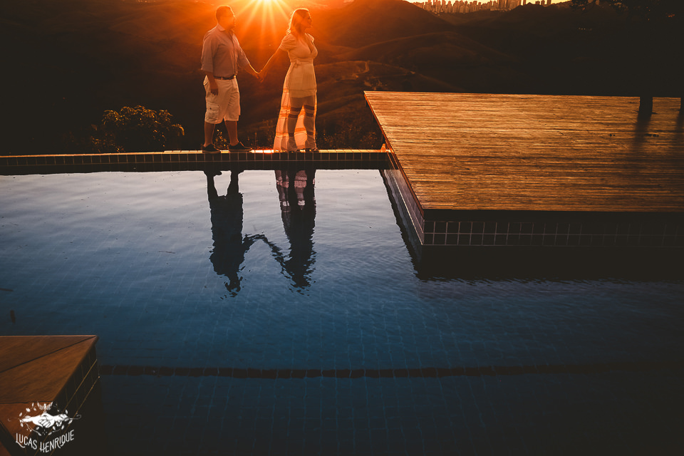ENSAIO PRÉ WEDDING COM POR DO SOL NA PISCINA NO ESPAÇO MAR DE MORROS