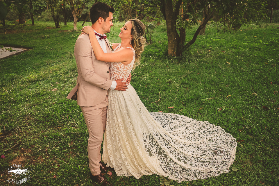 FOTOS DOS NOIVOS POS CERIMONIA COM POR DO SOL