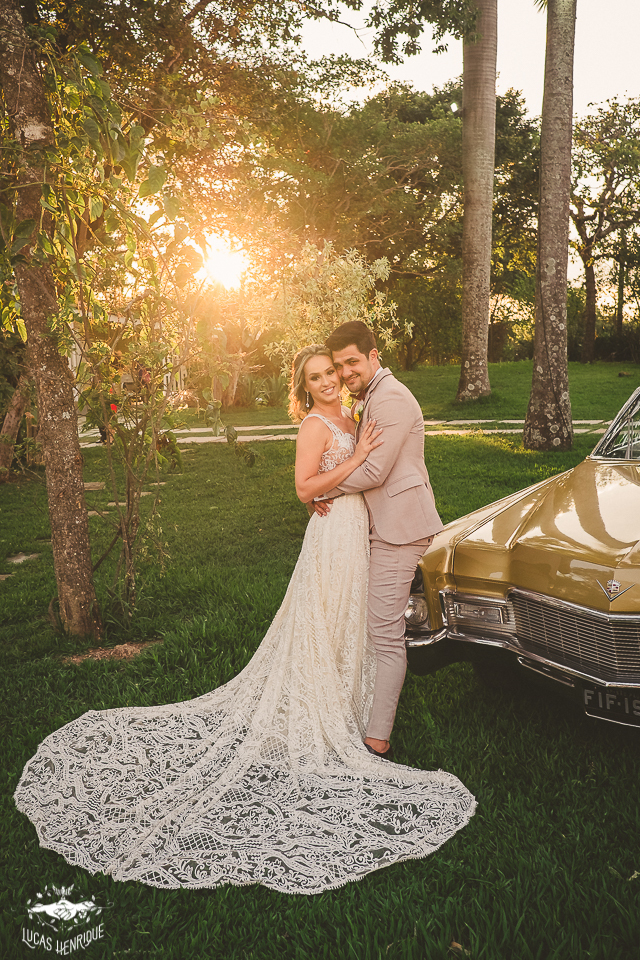 FOTO DOS NOIVOS COM CARRO ANTIGO DA NOIVA NO CASAMENTO COM POR DO SOL