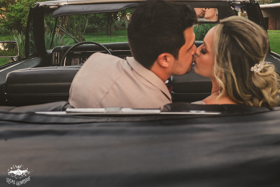 FOTO DOS NOIVOS COM CARRO ANTIGO DA NOIVA NO CASAMENTO COM POR DO SOL