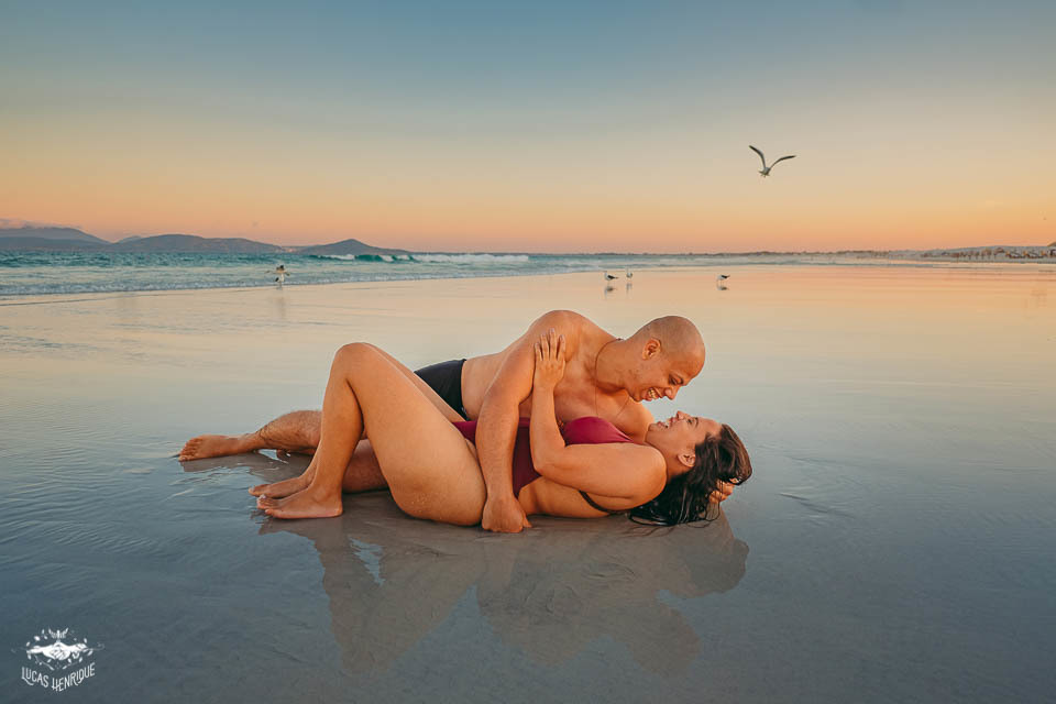 FOTOS CASAL PRE CASAMENTO  PRAIA COM POR DO SOL CABO FRIO