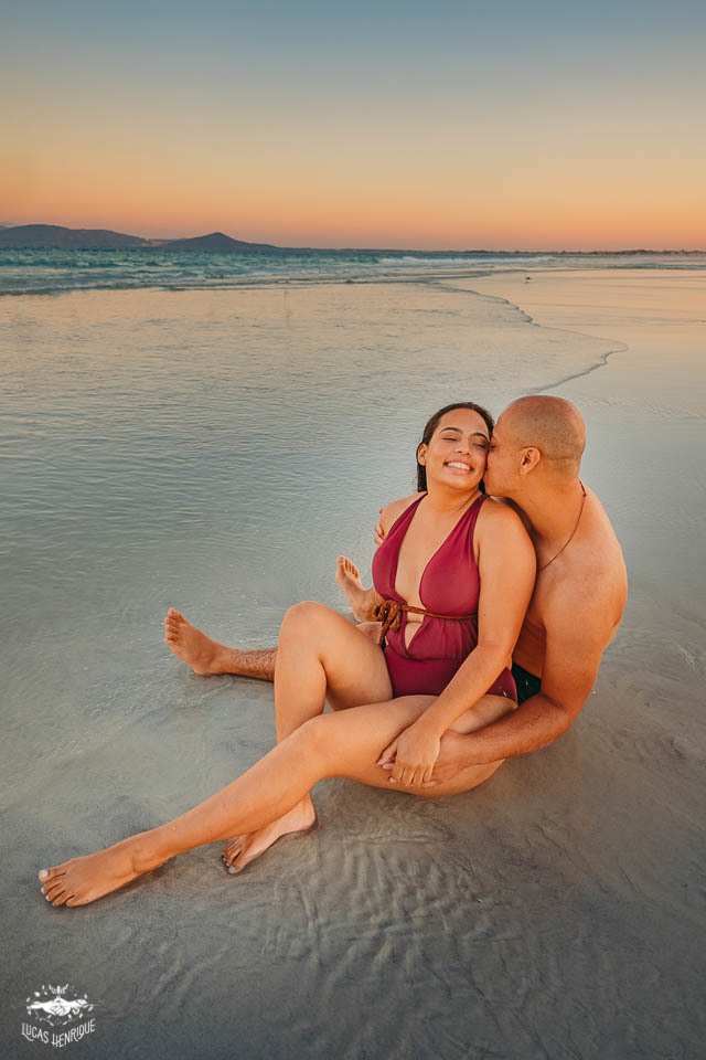 FOTOS CASAL PRE CASAMENTO  PRAIA COM POR DO SOL CABO FRIO