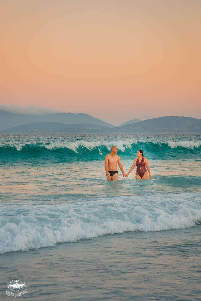 FOTOS CASAL PRE CASAMENTO  PRAIA COM POR DO SOL CABO FRIO