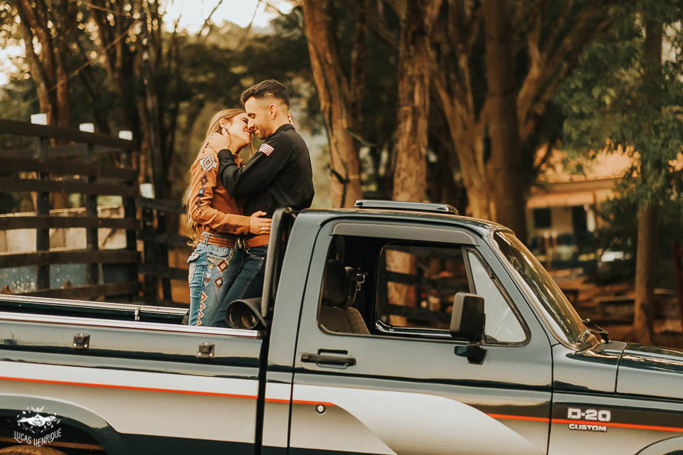 FOTOS ENSAIO PRE CASAMENTO CABINE CAMINHONETE D20