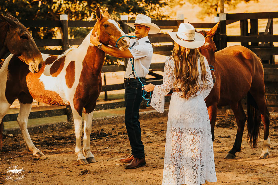 FOTOS ENSAIO PRE CASAMENTO COM CAVALO NA ROÇA
