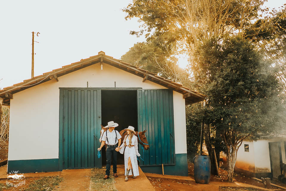 FOTOS ENSAIO PRE CASAMENTO COM CAVALO NA ROÇA