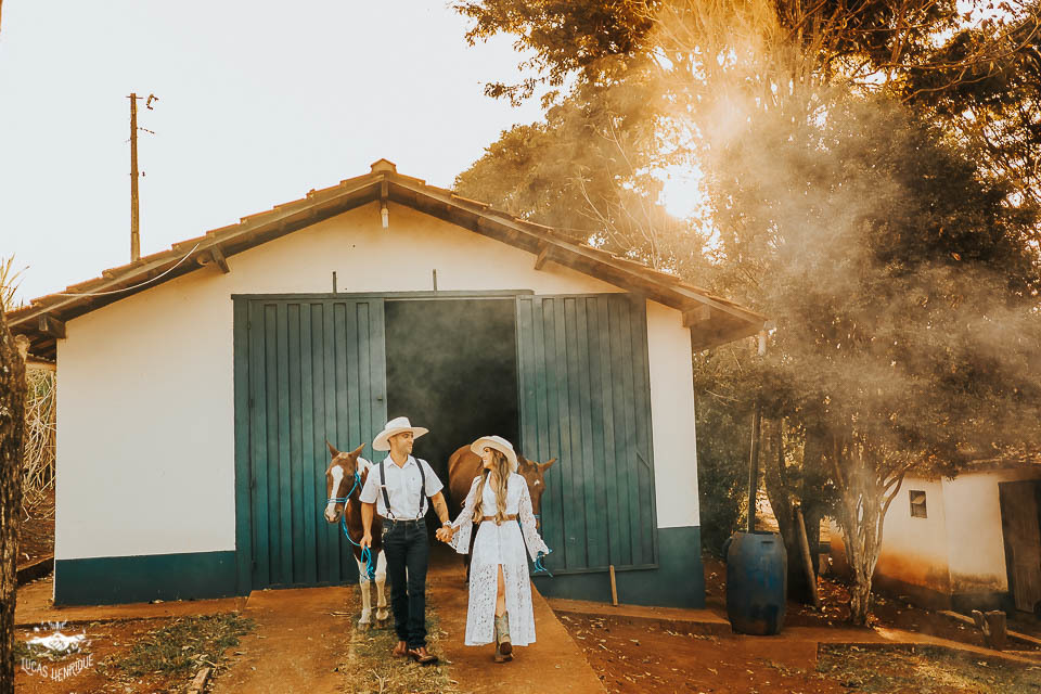 FOTOS ENSAIO PRE CASAMENTO COM CAVALO NA ROÇA