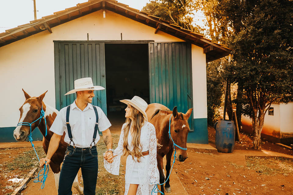 FOTOS ENSAIO PRE CASAMENTO COM CAVALO NA ROÇA