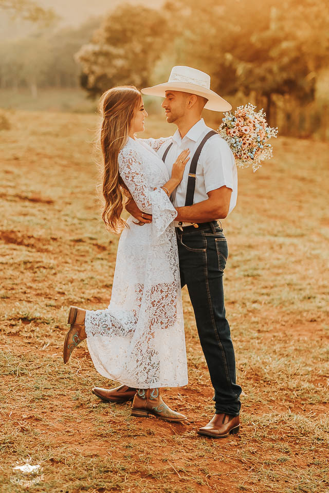 FOTOS ENSAIO PRE CASAMENTO COOM CHAPEU