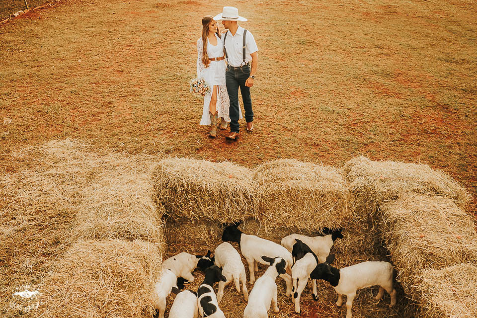 FOTOS ENSAIO PRE CASAMENTO COM CARNEIRO E CAVALO