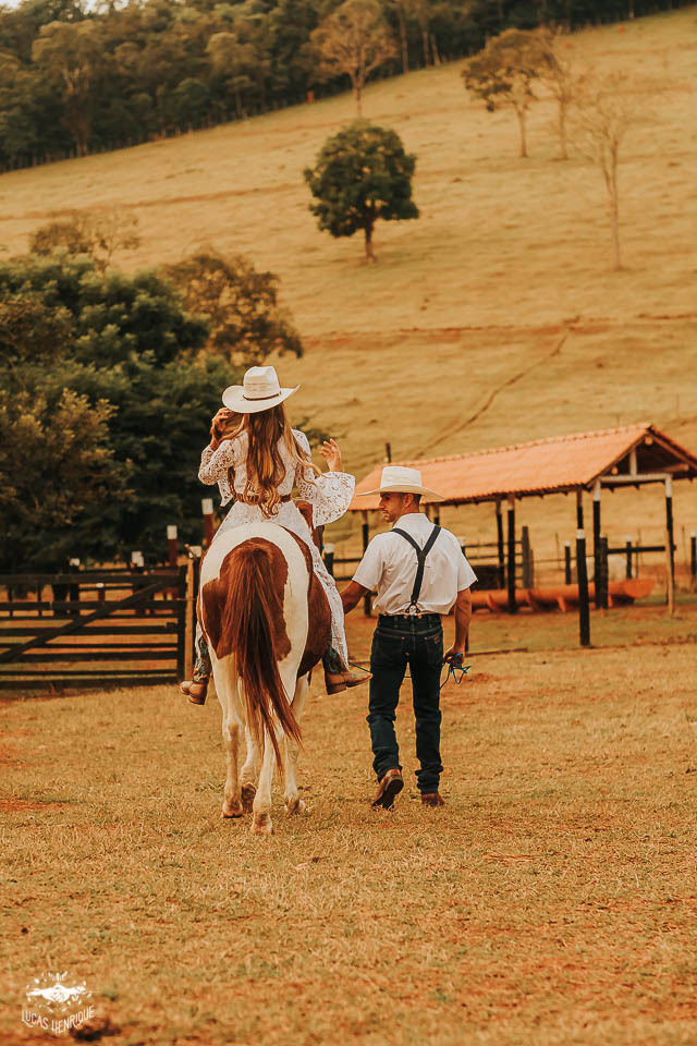 FOTOS ENSAIO PRE CASAMENTO COM CAVALO NA ROÇA
