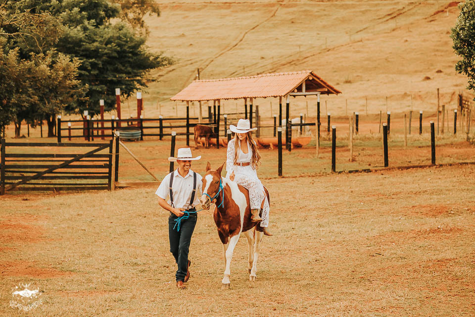 FOTOS ENSAIO PRE CASAMENTO COM CAVALO NO SITIO