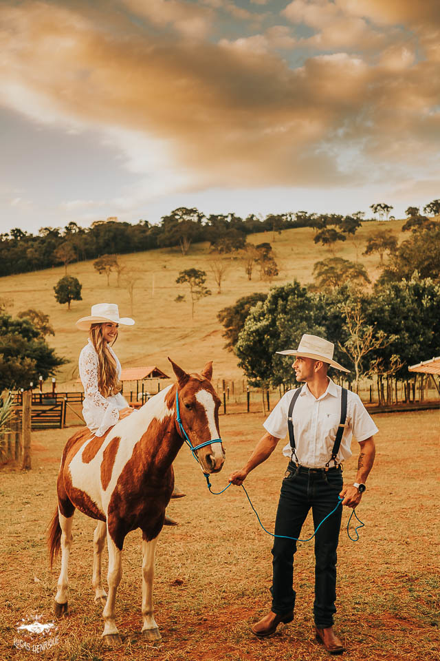 FOTOS ENSAIO PRE CASAMENTO COM CAVALO NO SITIO