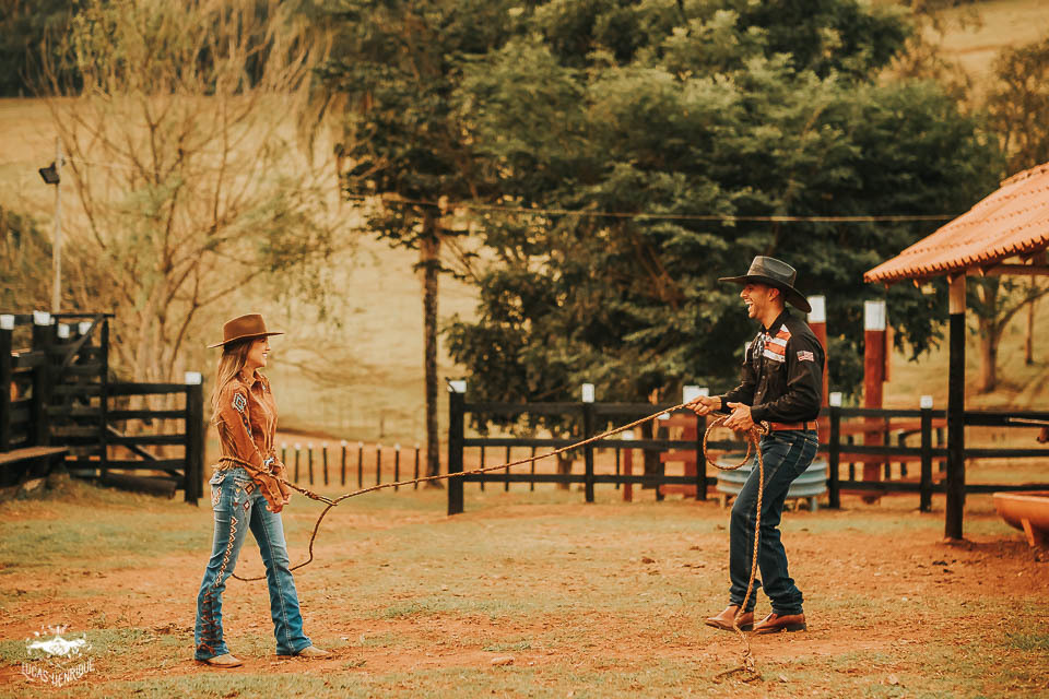 FOTOS ENSAIO PRE WEDDING NOIVO LAÇANDO A NOIVA