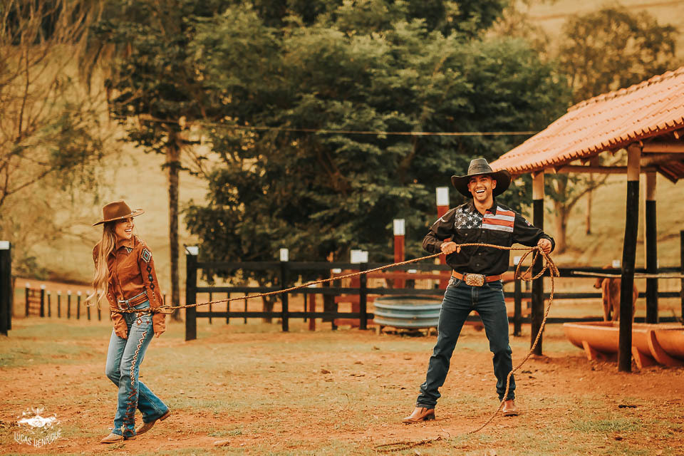 FOTOS ENSAIO PRE CASAMENTO NOIVO LAÇANDO A NOIVA