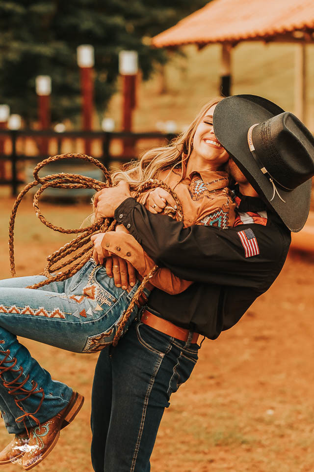 FOTOS ENSAIO PRE CASAMENTO NOIVO LAÇANDO A NOIVA