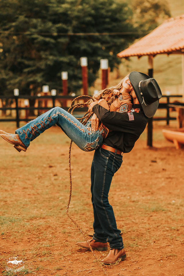 FOTOS ENSAIO PRE CASAMENTO NOIVO LAÇANDO A NOIVA