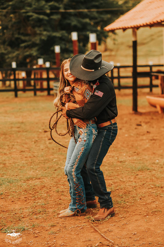 FOTOS ENSAIO PRE CASAMENTO NOIVO LAÇANDO A NOIVA