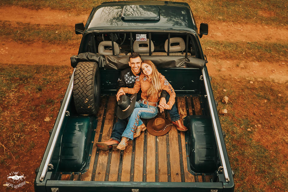 FOTOS ENSAIO PRE CASAMENTO CABINE CAMINHONETE D20