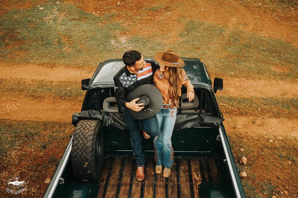 FOTOS ENSAIO PRE CASAMENTO CABINE CAMINHONETE D20
