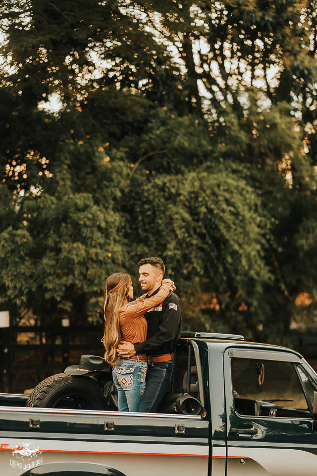 FOTOS ENSAIO PRE CASAMENTO CABINE CAMINHONETE D20