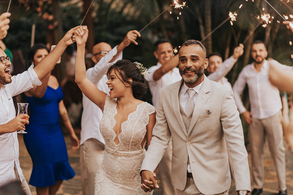 foto saida dos noivos com sparks