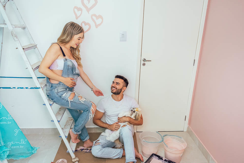 ENSAIO GESTANTE PINTANDO O QUARTO