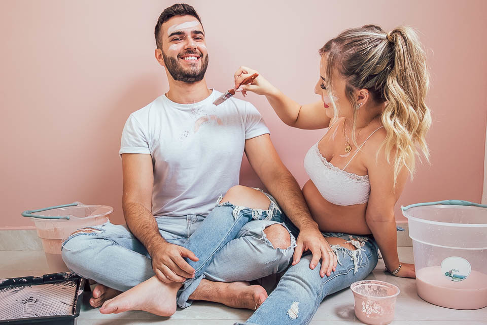 ENSAIO GESTANTE PINTANDO O QUARTO DA BEBE