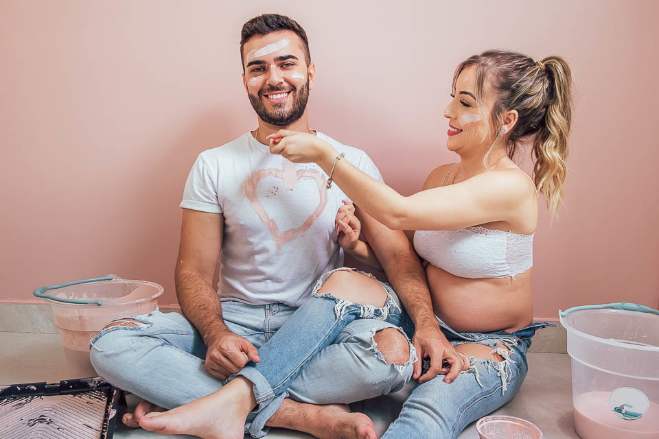 ENSAIO GESTANTE PINTANDO O QUARTO DA BEBE