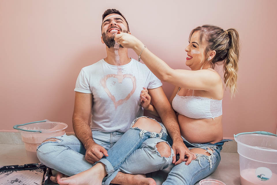 ENSAIO GESTANTE PINTANDO O QUARTO DA BEBE