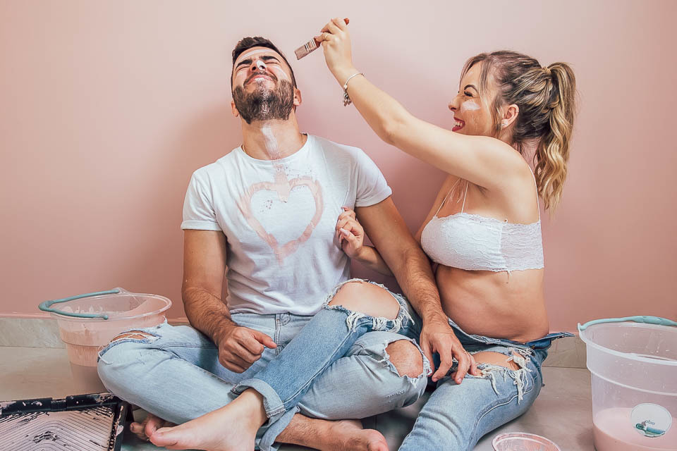 ENSAIO GESTANTE PINTANDO O QUARTO DA BEBE