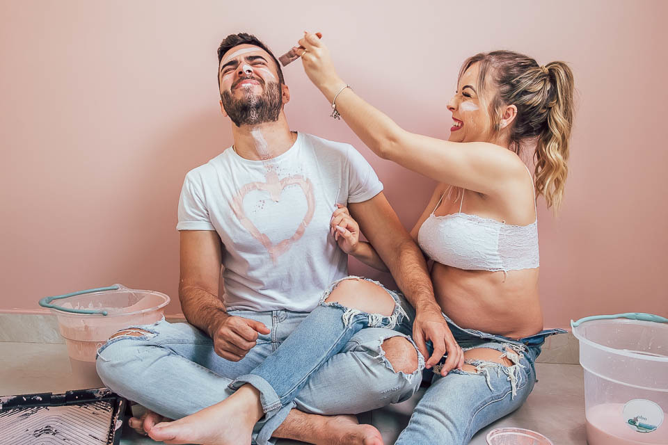 ENSAIO GESTANTE PINTANDO O QUARTO DA BEBE