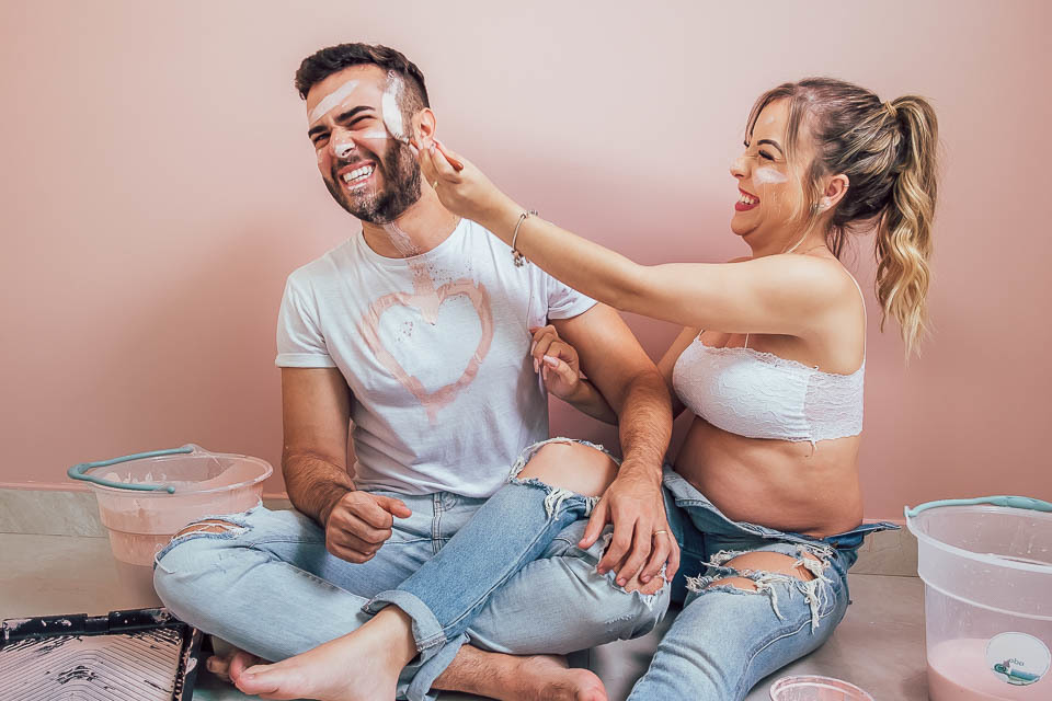 ENSAIO GESTANTE PINTANDO O QUARTO DA BEBE