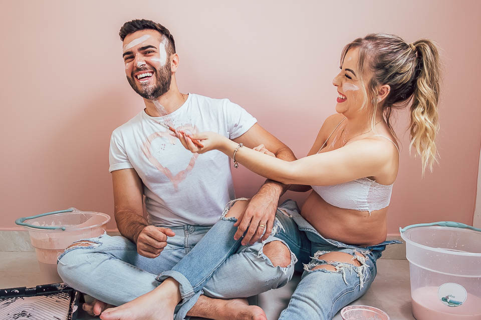 ENSAIO GESTANTE PINTANDO O QUARTO DA BEBE