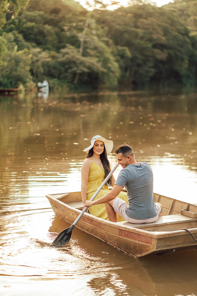 FOTOS  PRE CASAMENTO 
 NA LAGOA COM BARCO