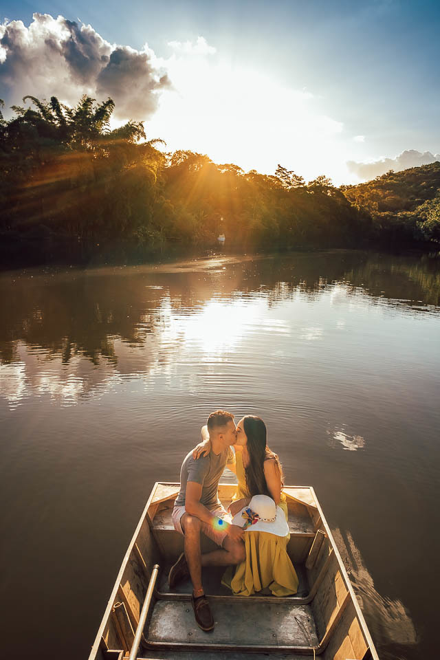FOTOS  PRE CASAMENTO 
 NA LAGOA COM BARCO
