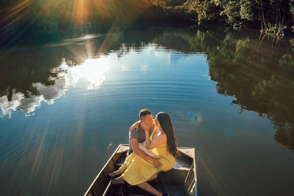 FOTOS ENSAIO  PRE CASAMENTO 
 NA LAGOA COM BARCO